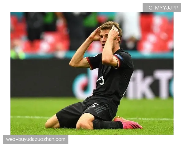 特写：老将胡梅尔斯在比赛中不断用手势和呼喊指挥年轻队友进行防守轮转